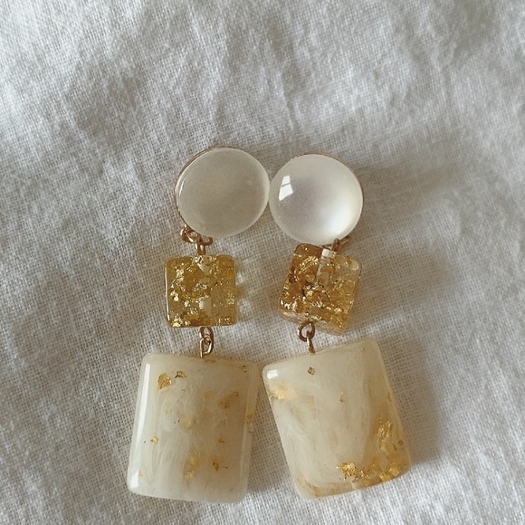 Parisian Pearly earrings with golden detailing - Picture 2 of 3